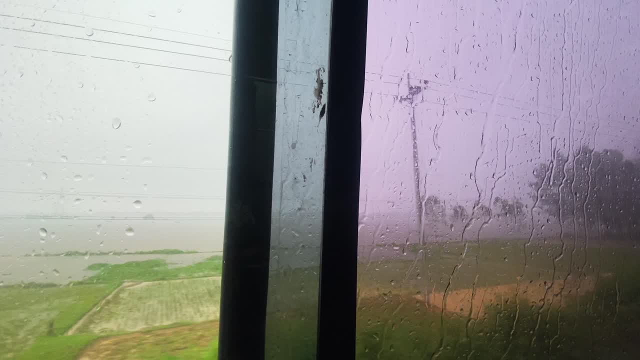 비 오는 날 방글라데시 실렛의 아름다운 시골 풍경을 운전하다 버스에서 찍은 사진