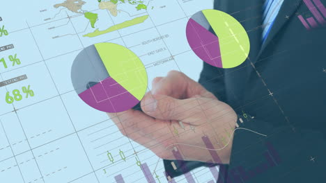 animación del procesamiento de datos financieros sobre un empresario caucásico que usa un teléfono inteligente