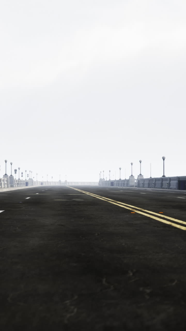 안개 속의 빈 다리 도로