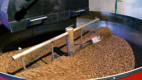 tostar y tostar granos de cafe