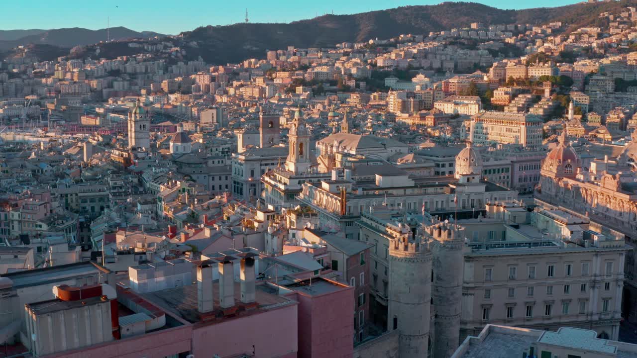 이탈리아 리구아리아 제노아의 역사적인 구시가지 위에서 풍경적인 해가 지는 드론 비행