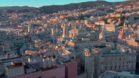 Szenischer-Drohnenflug-Bei-Sonnenuntergang-über-Der-Historischen-Altstadt-Von-Genua,-Liguaria,-Italien