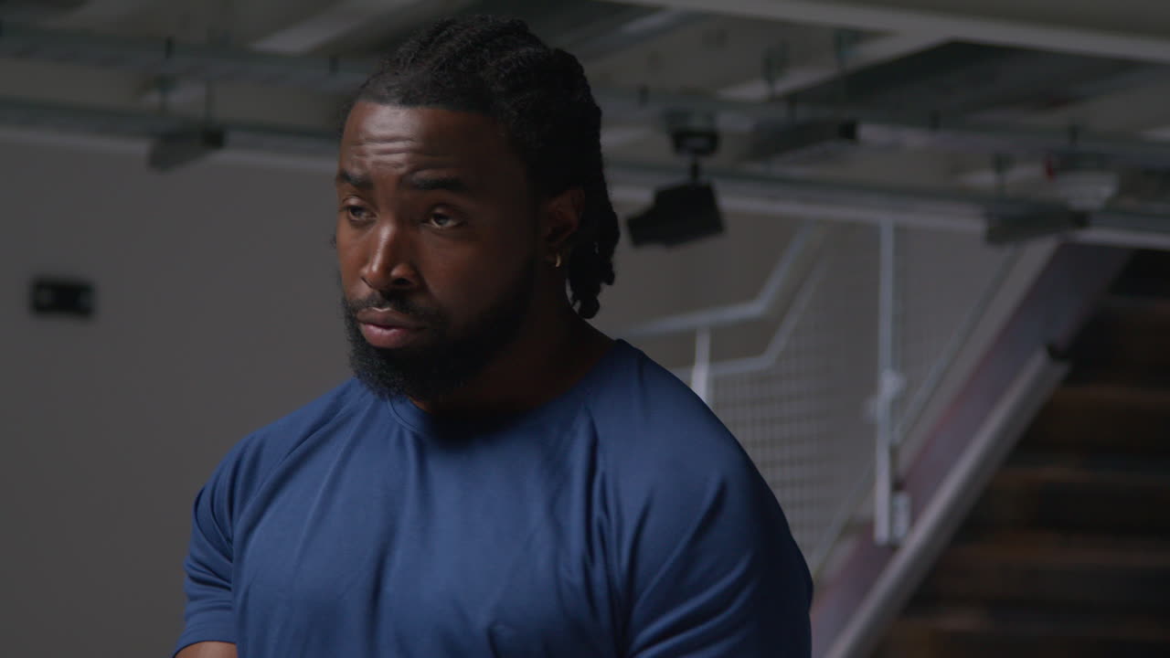 atleta o boxeador masculino que se entrena en gimnasio y se calienta para prepararse para un evento deportivo o una pelea 3