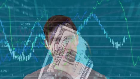 animación de gráficos, números, billetes de un dólar, mesa sobre un hombre caucásico sonriente contra un fondo azul.