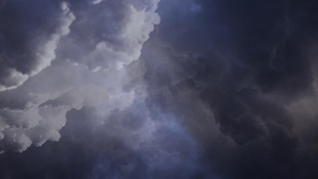vista 4k de tormenta con nubes espesas y oscuras