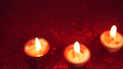 2020-diwali diyasflames van de la mano con las máscaras faciales