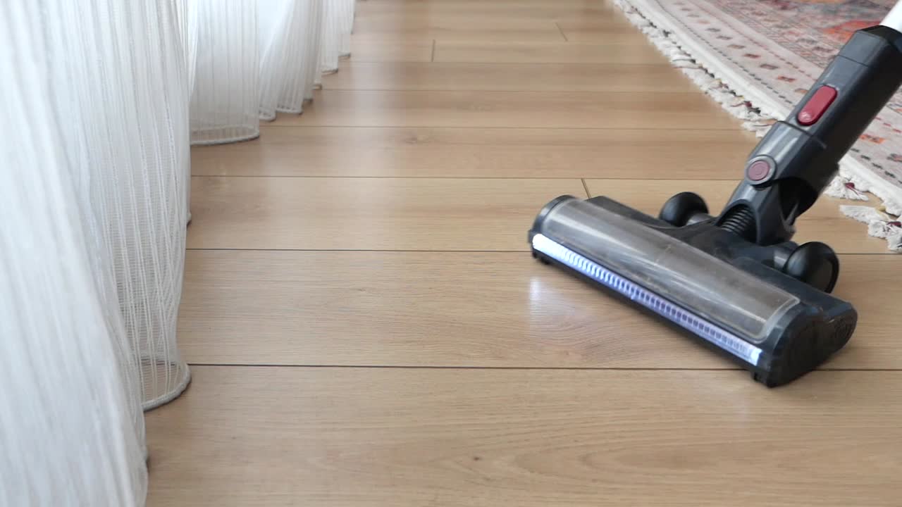 나무 바닥을 진공청소하는 것