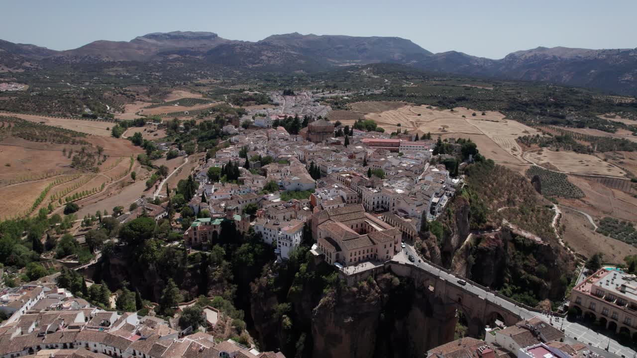 Video aereo con allontanamento della città più antica di Ronda, Andalusia, Spagna, vista panoramica