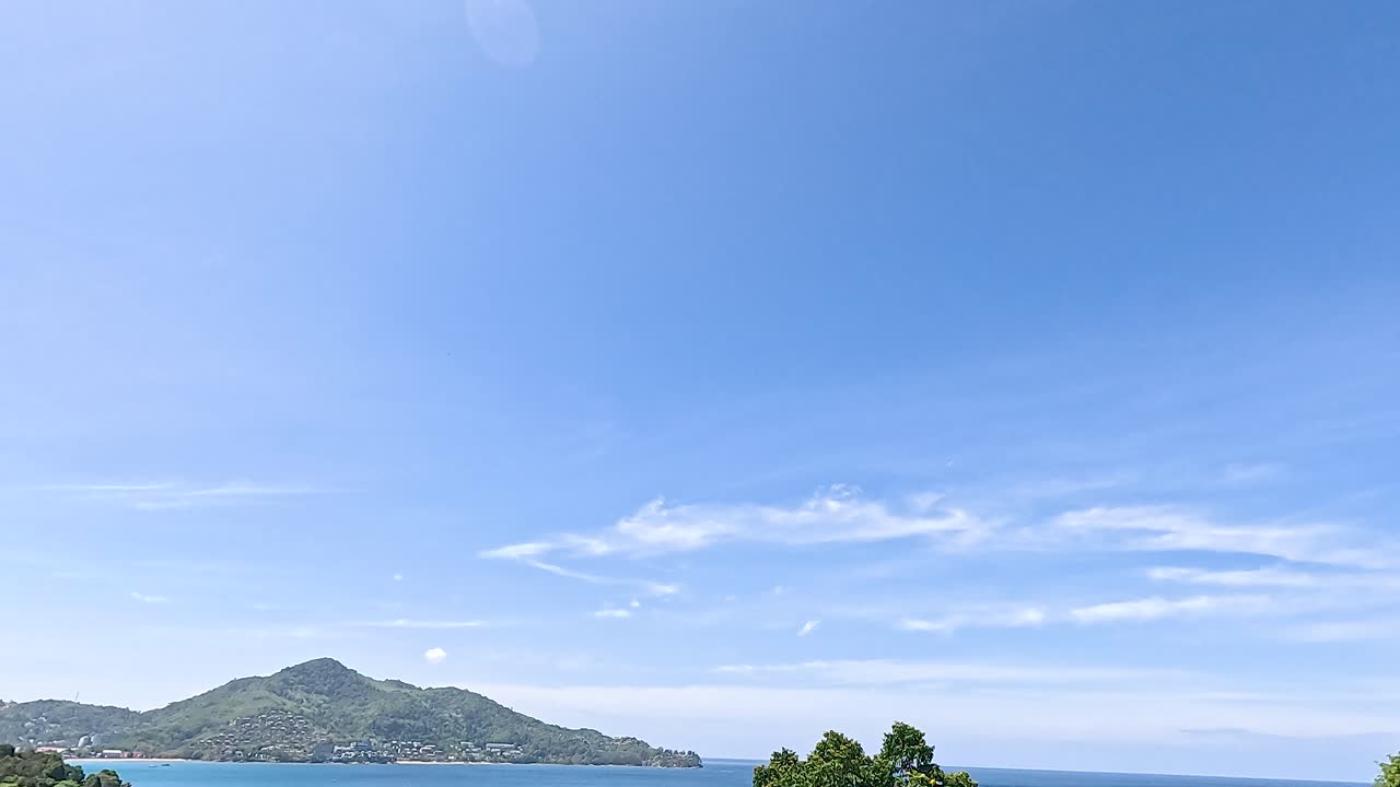 태국 푸켓 의 열대 해변 과 울창 한 초록색 의 전망