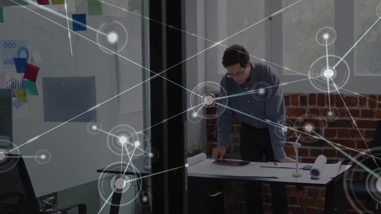 red de conexiones contra el hombre caucásico que usa tableta digital en la oficina