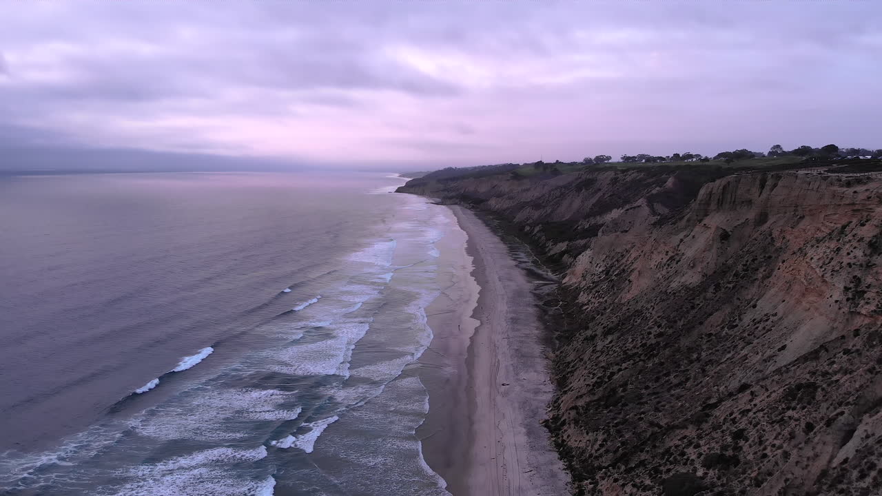 puesta de sol nublada sobre el océano pacífico en torrey pines en california