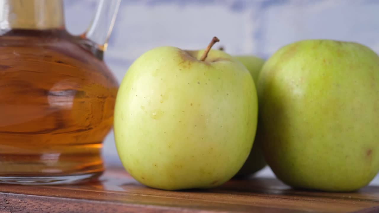 vinagre de manzana con manzanas verdes