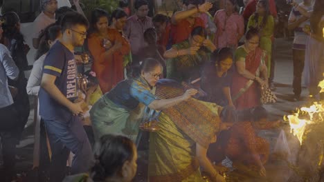 Gente-Celebrando-El-Festival-Hindú-De-Holi-Con-Hoguera-En-Mumbai-India-9