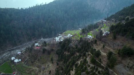 Vista-Del-Valle-De-Cachemira,-Tiro-Cercano-De-Casas-Y-El-Arroyo-Con-árboles-Y-Campos-En-Cachemira-Valle-Neelum-Ajk