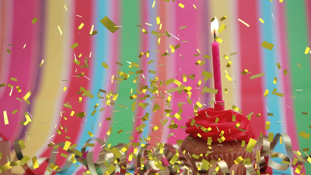 animación de confeti de oro cayendo sobre la vela encendida en el pastel de cumpleaños