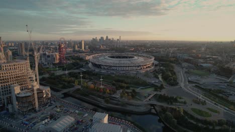 West-Ham-United-Fußballstadion-Wahrzeichen-Austragungsort-Mit-Luftaufnahme-Der-Stadt-London-Rechte-Umlaufbahn-über-Dem-Stadtbild