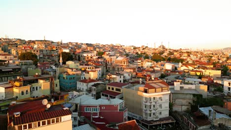 Filmische-Umlaufende-Drohnenaufnahme-Der-Stadt-Istanbul-Bei-Sonnenuntergang