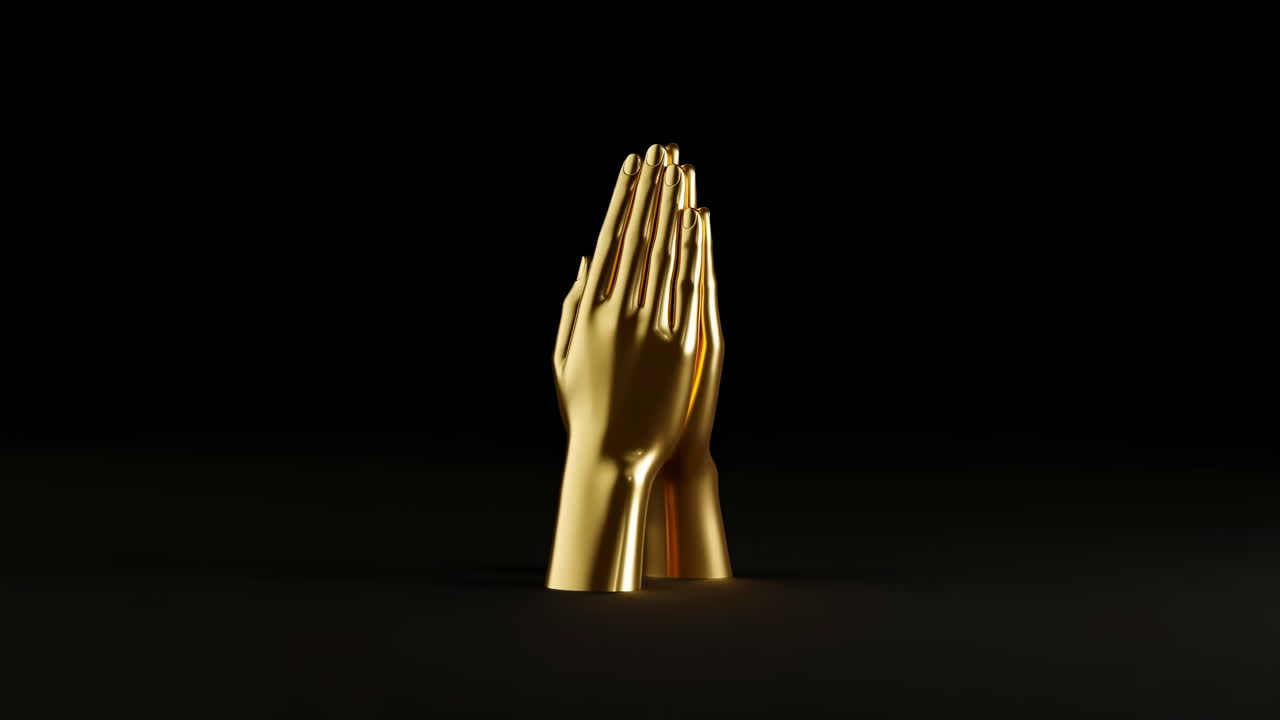 Escultura dorada de manos rezando sobre fondo negro