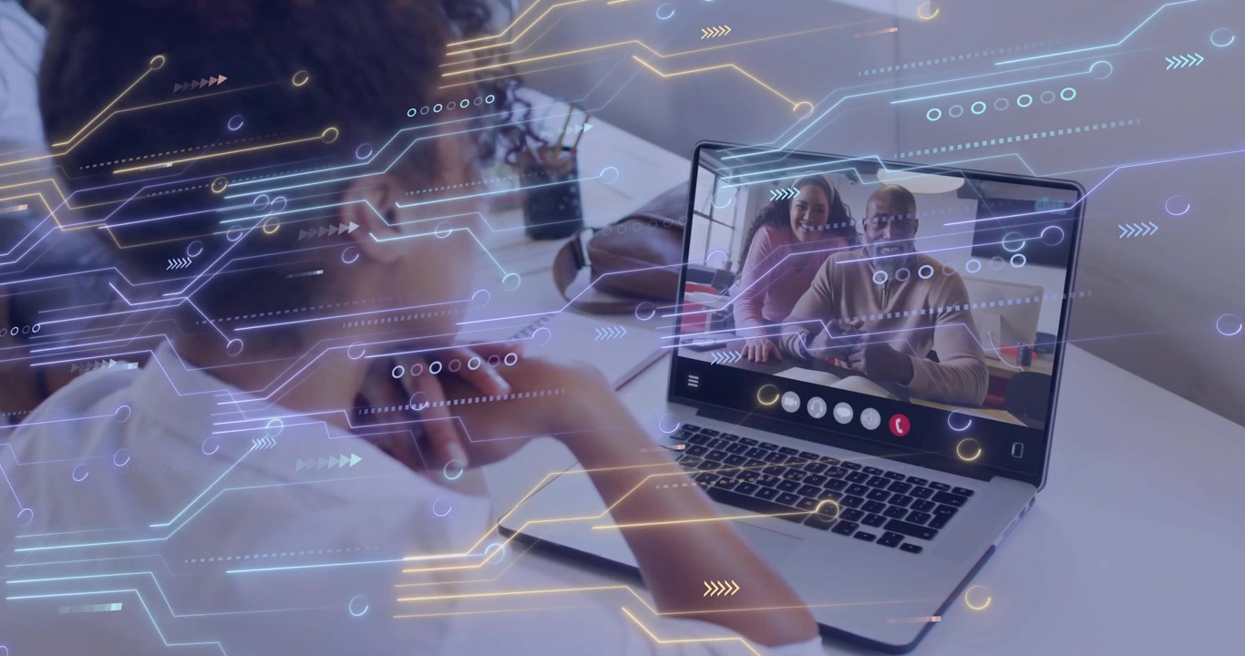 Usuário reagindo a chamadores gesticulando no laptop, sobreposição de circuito em movimento marcando a UI de chamada para a família