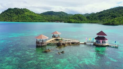 cabañas de agua conectadas por un puente de madera en el parque marino tagbak en el sur de leyte, filipinas