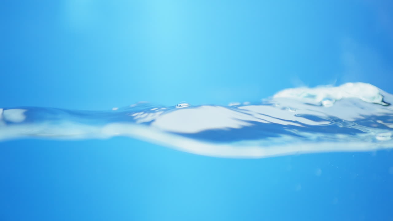 수평선에서 슈퍼 느린 움직임으로 웅장한 물 움직임