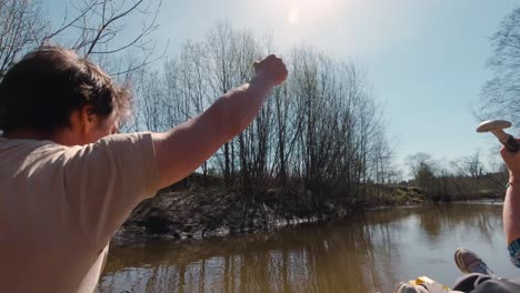 kayak en un río en primavera