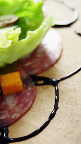 ensalada decorada en un plato de madera