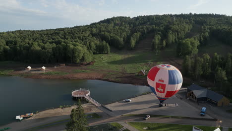 globo de aire caliente sobre una estación de esquí de montaña