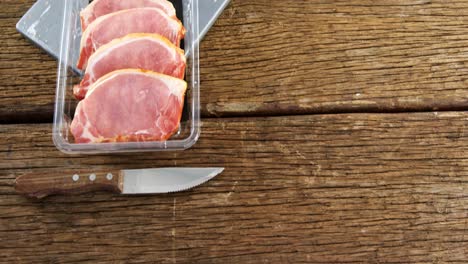 chuletas de filete en un recipiente de plástico