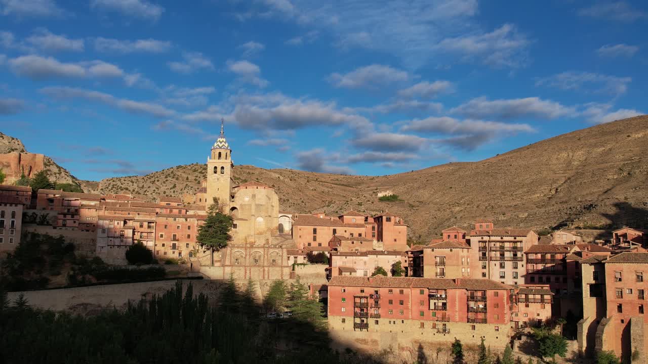 vista panorámica del pueblo de albarracín, en teruel, españa, uno de los lugares españoles más bellos, grabado después del amanecer en una mañana de verano