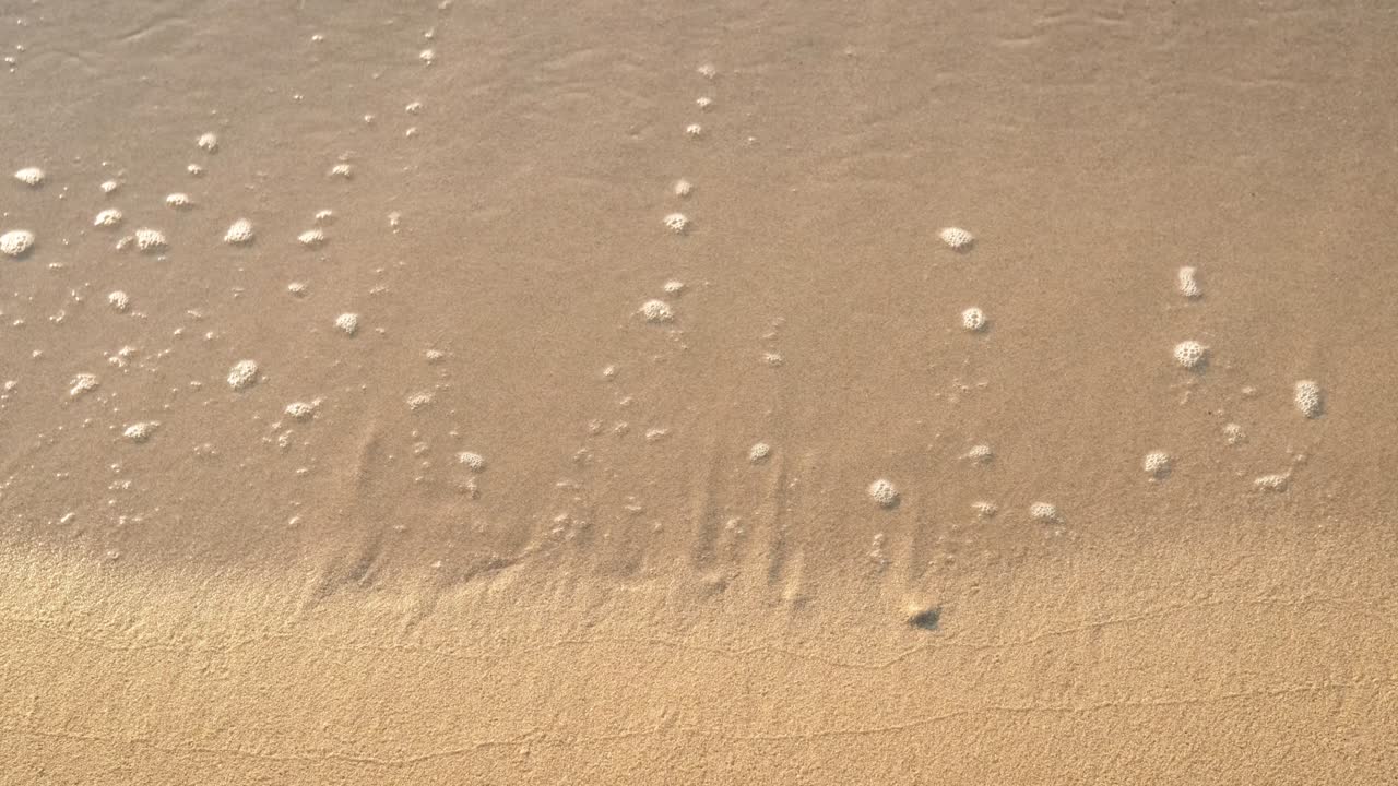 해변에 태양을 써라.