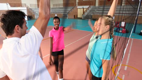 entrenador de voleibol dando un alto cinco y formando una pila de manos 4k