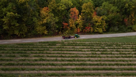 Vista-Aérea-De-Un-Tractor-Conduciendo-Por-El-Viñedo