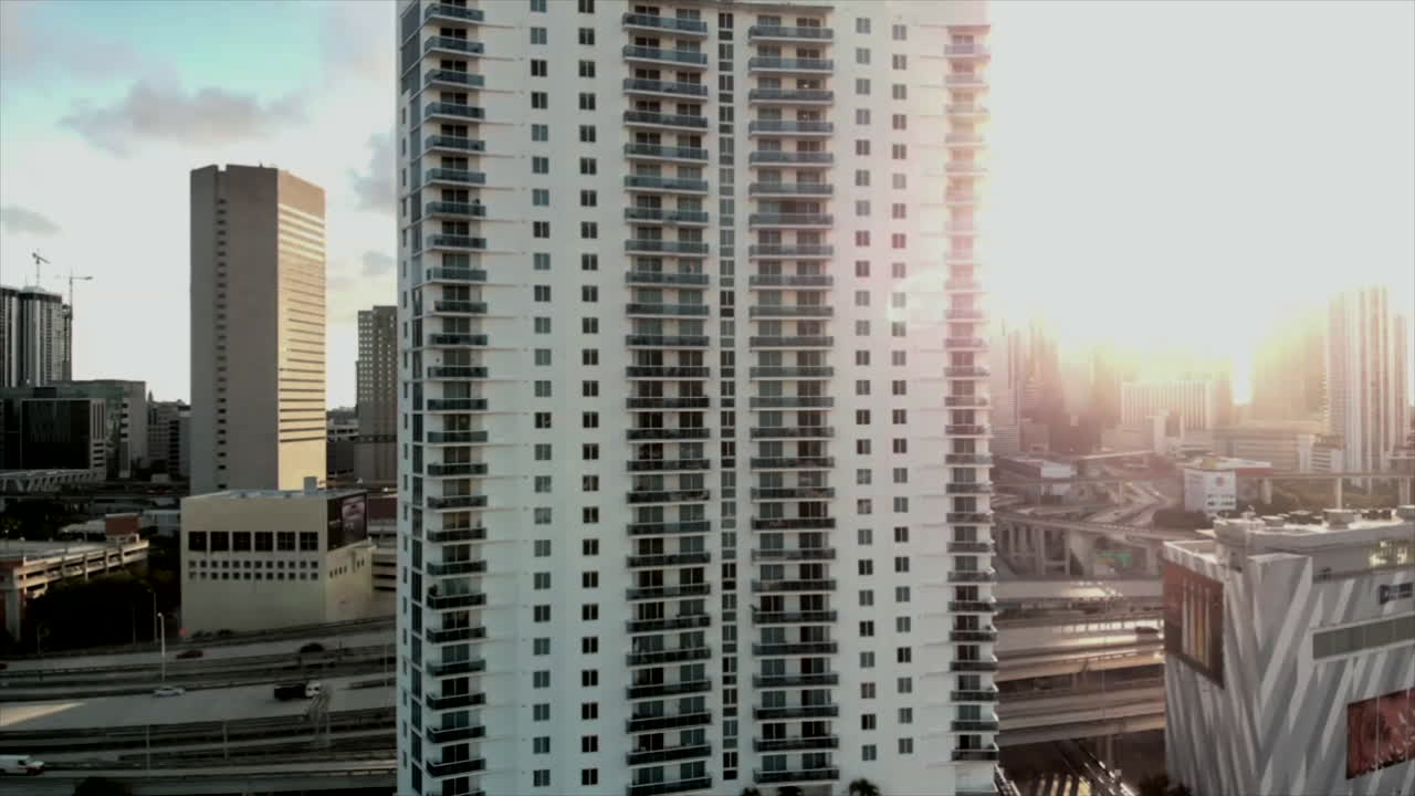 tomada aérea de un avión no tripulado del horizonte de miami por la mañana día 4k de gran altura empujar en la toma