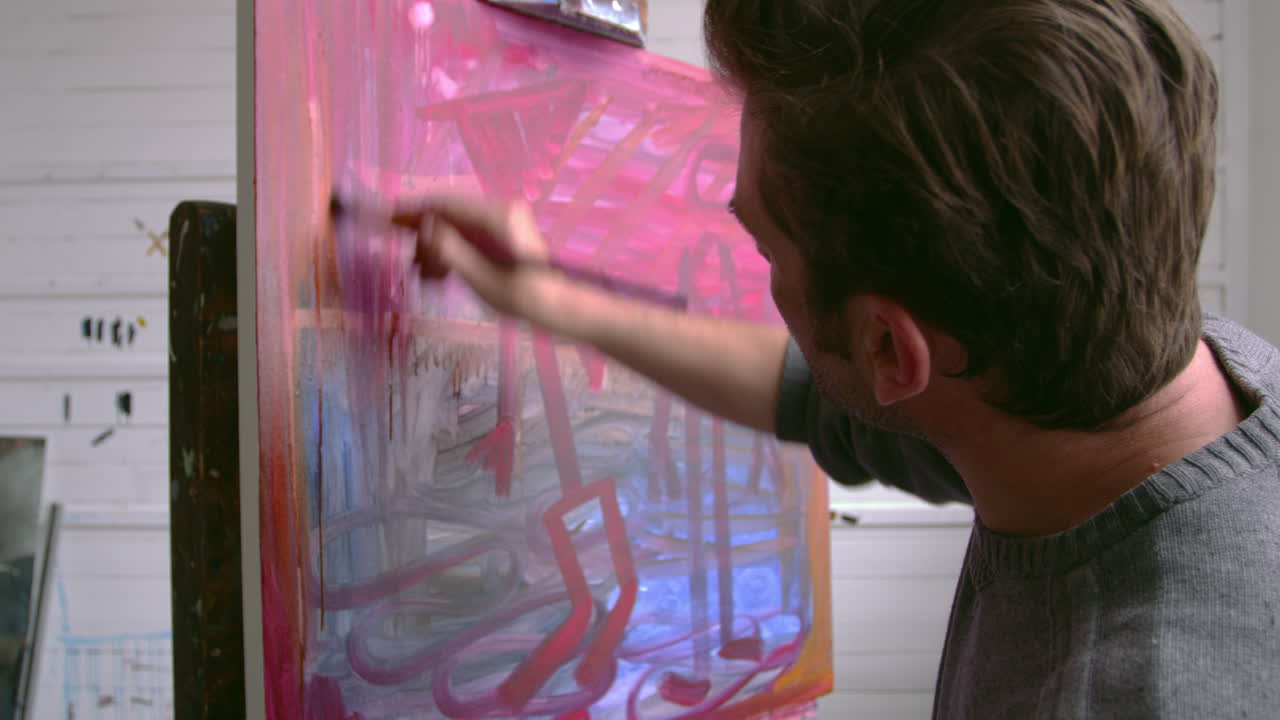 r3d로 촬영된 스튜디오에서 그림을 그리는 남성 예술가