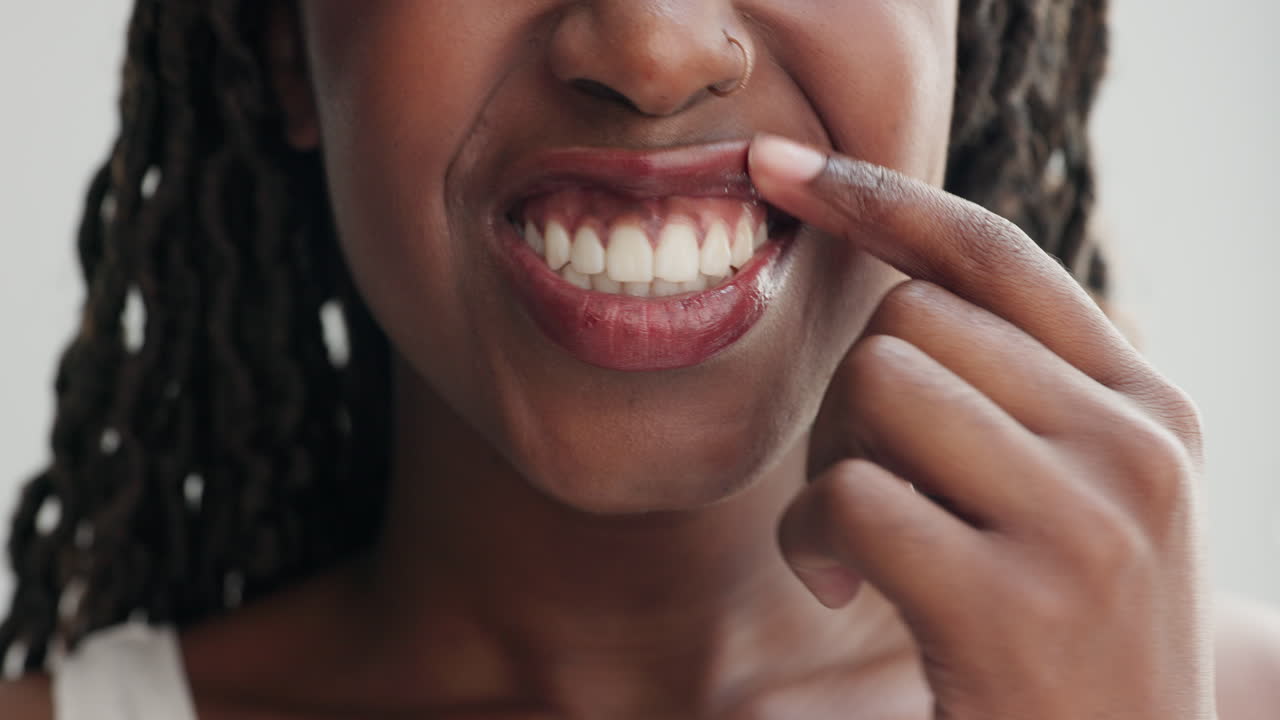 Mulher a verificar os dentes.