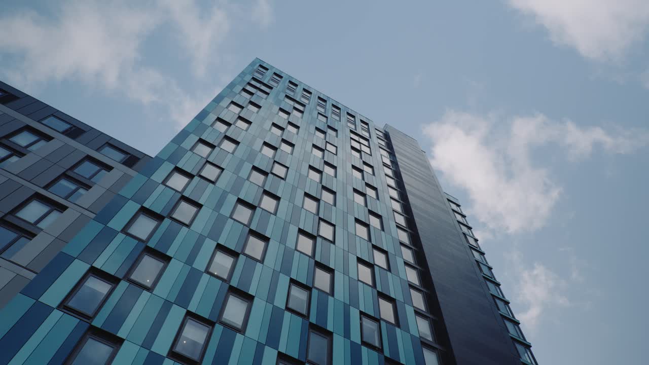 edificio de apartamentos icónico y alto para estudiantes de la nueva era en sheffield, día soleado en south yorkshire