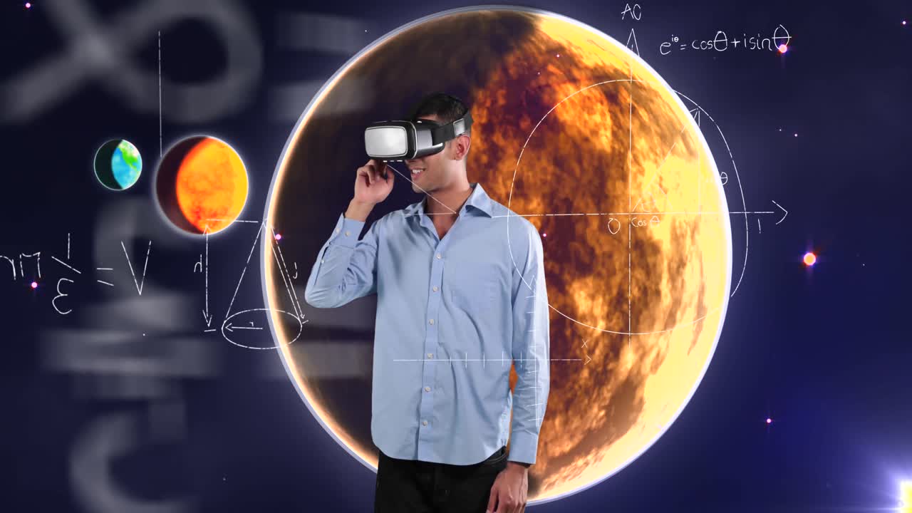 Matematické rovnice a sluneční soustava vznášející se na pozadí muže s VR headsetem.