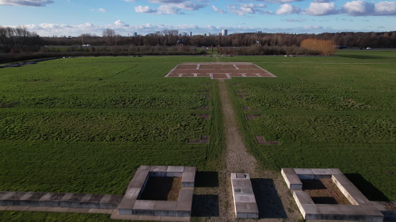 vuele sobre los restos delineados de la fortificación del regimiento romano con un plano claro del asentamiento original de defensa de waterlinie