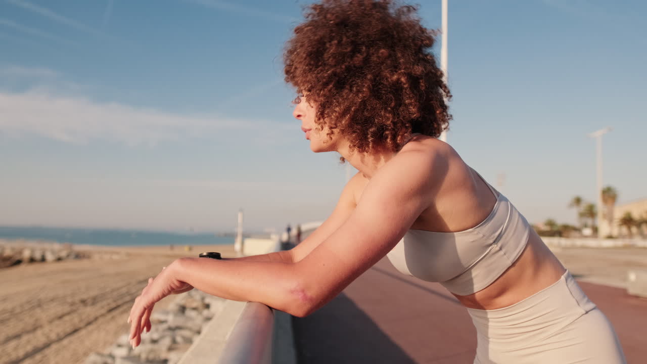 mujer tomando un descanso de su entrenamiento