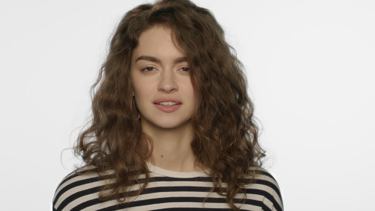 mujer confiada mostrando el signo ok. retrato de mujer alegre agitando ok