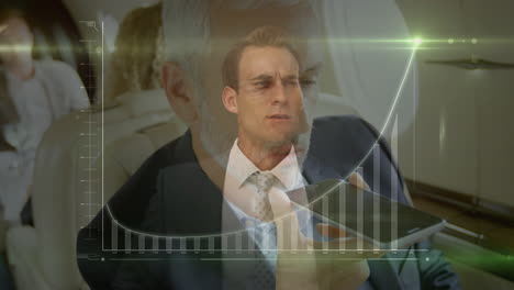 animación del procesamiento de datos sobre un hombre de negocios caucásico hablando por teléfono inteligente