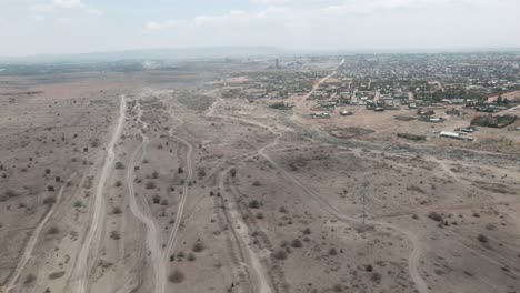 Luftaufnahme,-Die-Von-Der-Stadt-In-Die-Wüste-In-Afrika-Fliegt