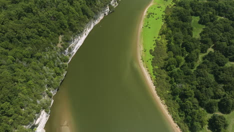 la costa del lago beaver en arkansas, mostrando agua verde y bosque exuberante, vista aérea