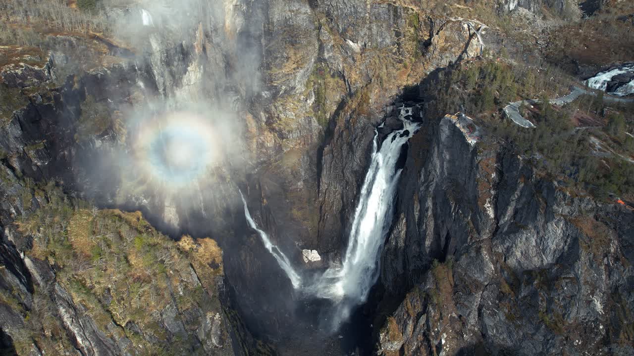 vista aérea de la cascada de voringsfossen en noruega con el arco iris visto en la niebla creciente