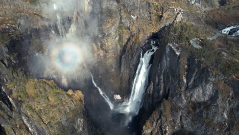 Luftaufnahme-Des-Kaskadierenden-Wasserfalls-Voringsfossen-In-Norwegen-Mit-Regenbogen-Im-Aufsteigenden-Nebel