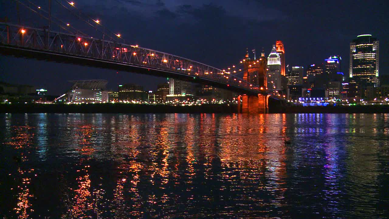 신시내티 오하이오 배경 1의 도시와 함께 오하이오 강에서 빛이 반사됩니다.