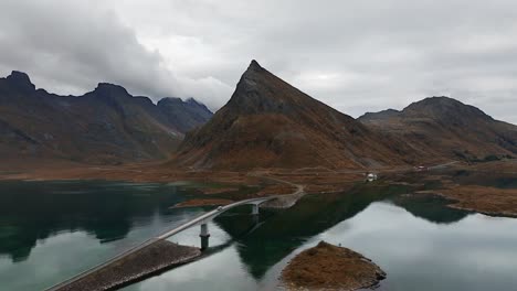 vista aérea de la montaña segla por encima del cielo, noruega durante el verano