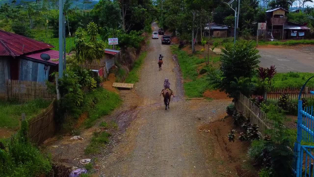 niños montando a caballo en un pueblo