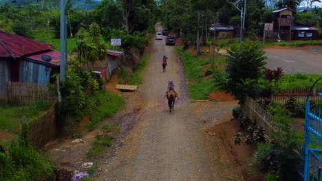 Niños-Montando-A-Caballo-En-Un-Pueblo